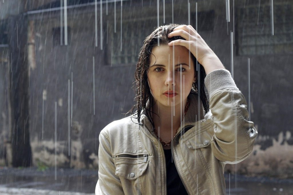 Dívka v dešti